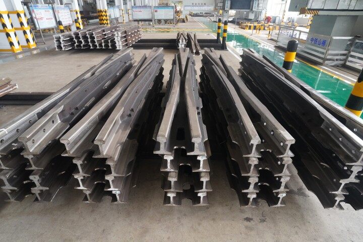 国内第一组！纯净钢辙叉在中铁山桥正式下线(图1)